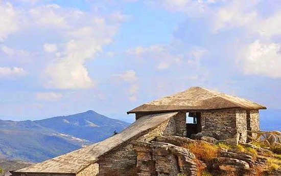 Pirâmide de pedra de São Thomé das Letras com montanhas ao fundo